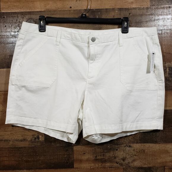 Caslon NWOT white utility 5" shorts woman's size 18 with big patch pockets - Picture 5 of 11